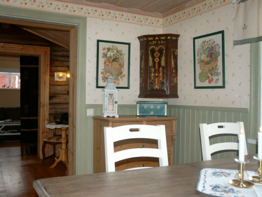 Husmors rum - köket med vackert hörnskåp med kurbitsmålning / Kitchen corner with old corner cupboard with old "dalapaintings"