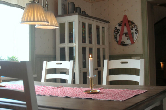 Matplatsen i köket med vackert hörnskåp med matsalsbord /  Kitchen table with furniture  Cornwall series from MIO