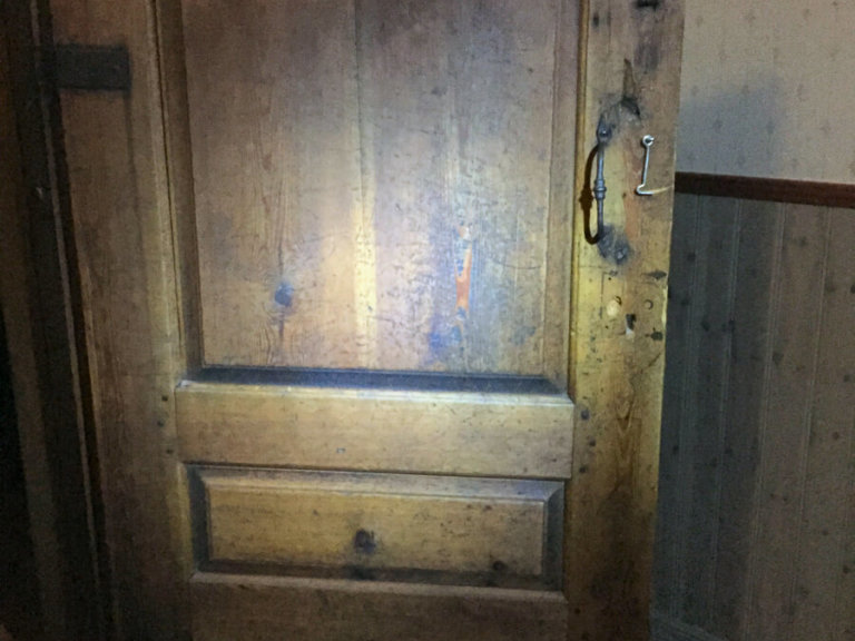 Den gamla dörren in till sovrummet