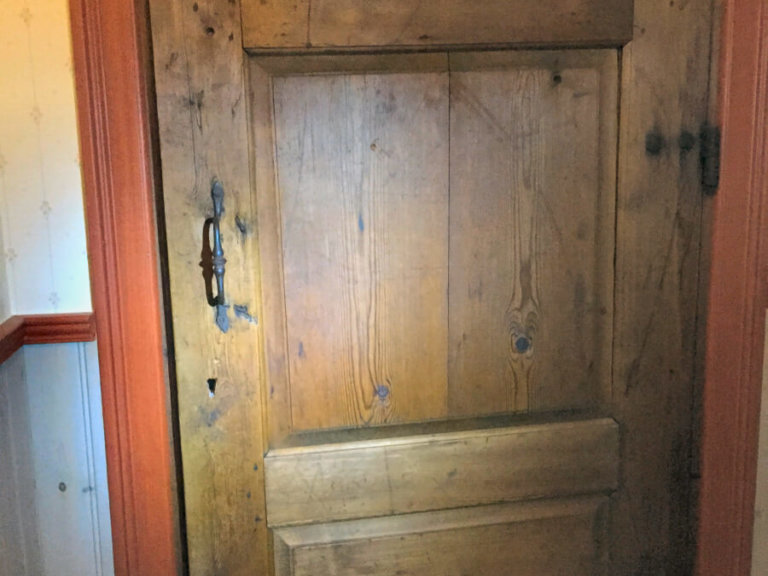 Den gamla dörren in till sovrummet