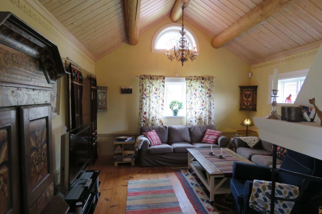  Main cabin with high ceilings and a beautiful old chandelier