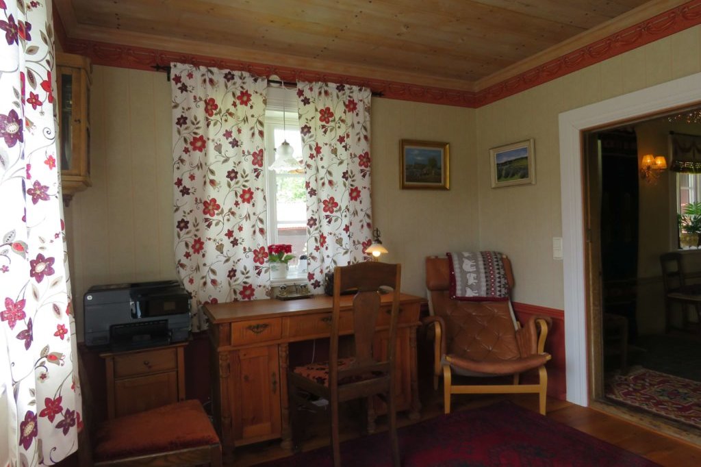 Sovrum Röda Rummet med luten kontorshörna / Bedroom Red Room with small office corner
